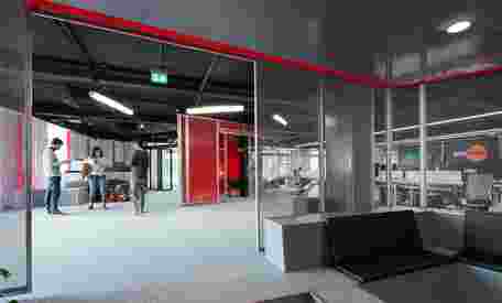 Estudiobher Adecuacion Oficinas Gijon 01 Diseno Arquitectura Plantaabierta Neon Metal Brillo