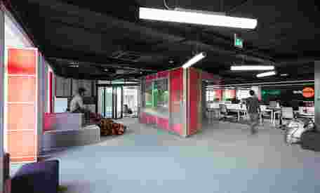 Estudiobher Adecuacion Oficinas Gijon 04 Diseno Arquitectura Plantaabierta Neon Metal Brillo