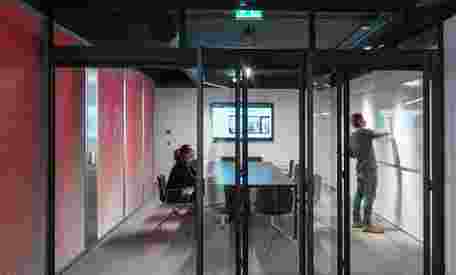 Estudiobher Adecuacion Oficinas Gijon 08 Diseno Arquitectura Plantaabierta Neon Metal Brillo