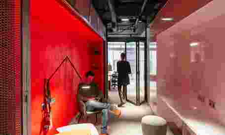 Estudiobher Adecuacion Oficinas Gijon 10 Diseno Arquitectura Plantaabierta Neon Metal Brillo
